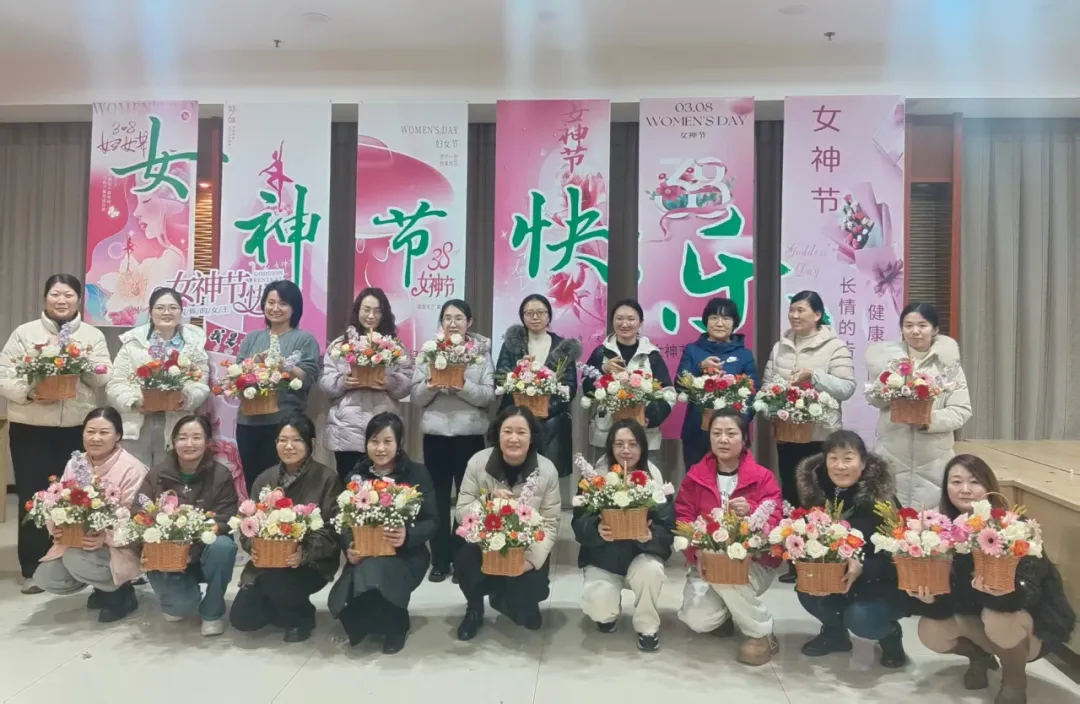 巾帼心向党 花香满人间